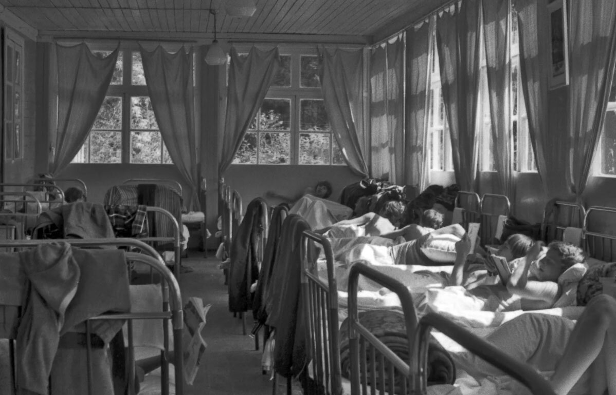 Сегодня многие дети едут на каникулах в летние лагеря. После чего пишут в мессенджерах своим родителям, что там плохие условия и требуют забрать их обратно в город. И в этом они далеко не оригинальны.-18