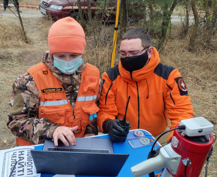 Координатор (справа) и картограф (слева) в штабе, за работой.