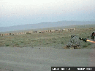 Обратите внимание на траекторию полета ракеты. По дымовому следу она хорошо видна.