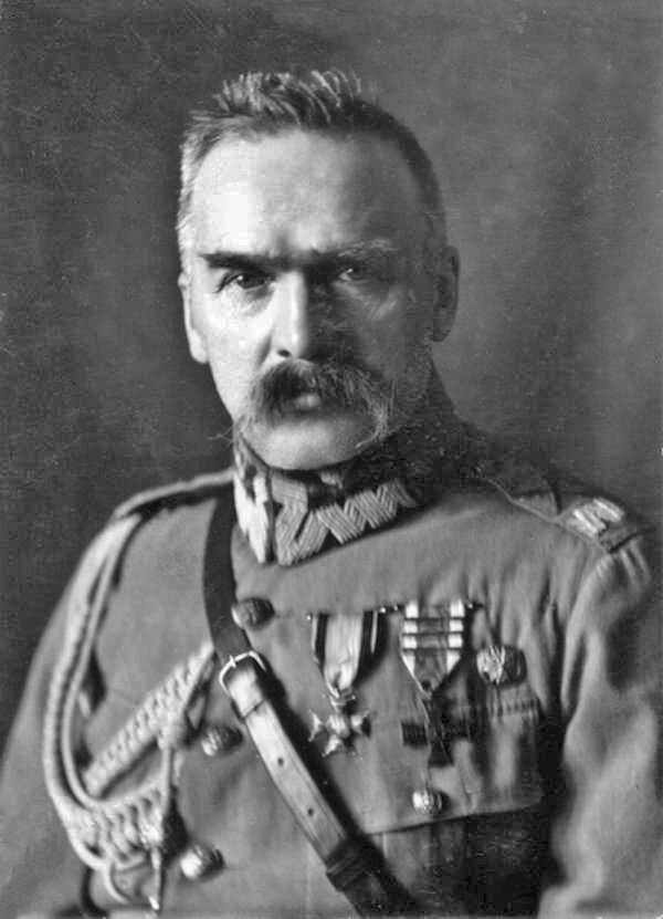 Ю́зеф Кле́менс Пилсу́дский (польск. Józef Klemens Piłsudski, польский: [ˈjuzɛf ˈklɛmɛns pʲiwˈsutskʲi] 5 декабря 1867, Зулов, Свенцянский уезд, Виленская губерния, Российская империя (ныне Швенчёнский район, Вильнюсский уезд, Литва) — 12 мая 1935, Варшава) — польский военный, государственный и политический деятель, первый глава возрождённого Польского государства, основатель польской армии; маршал Польши. 
