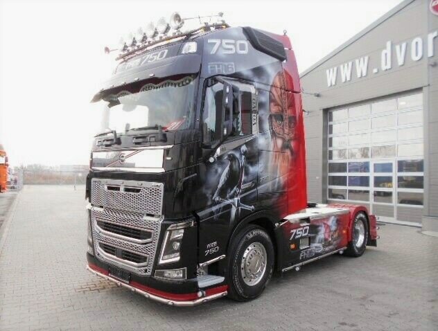 Volvo FH16. Тягач из Звёздных войн. Мощность 750 л.с - видимо для гонок.