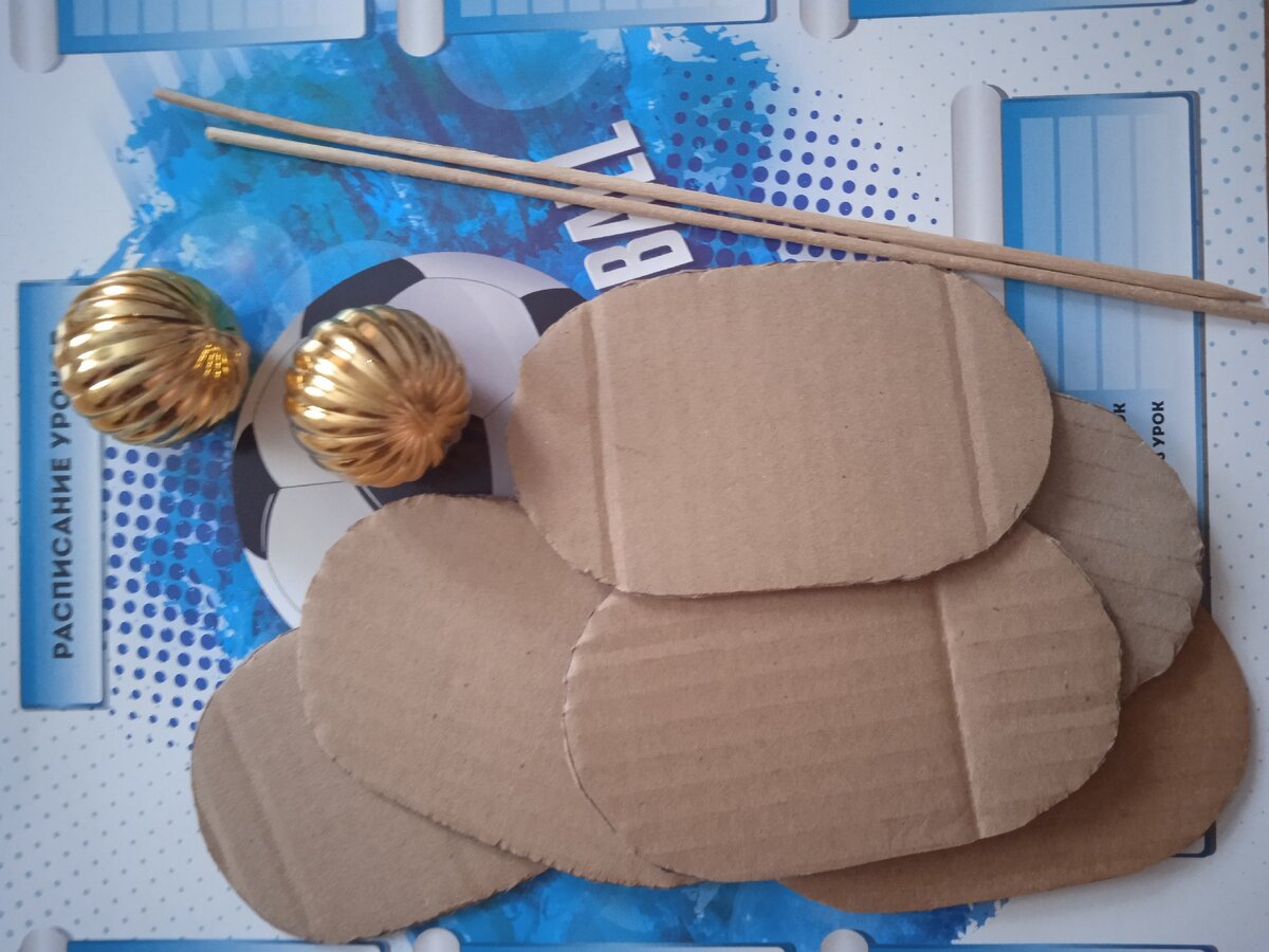 я не стала фотографировать клей и клеевой пистолет