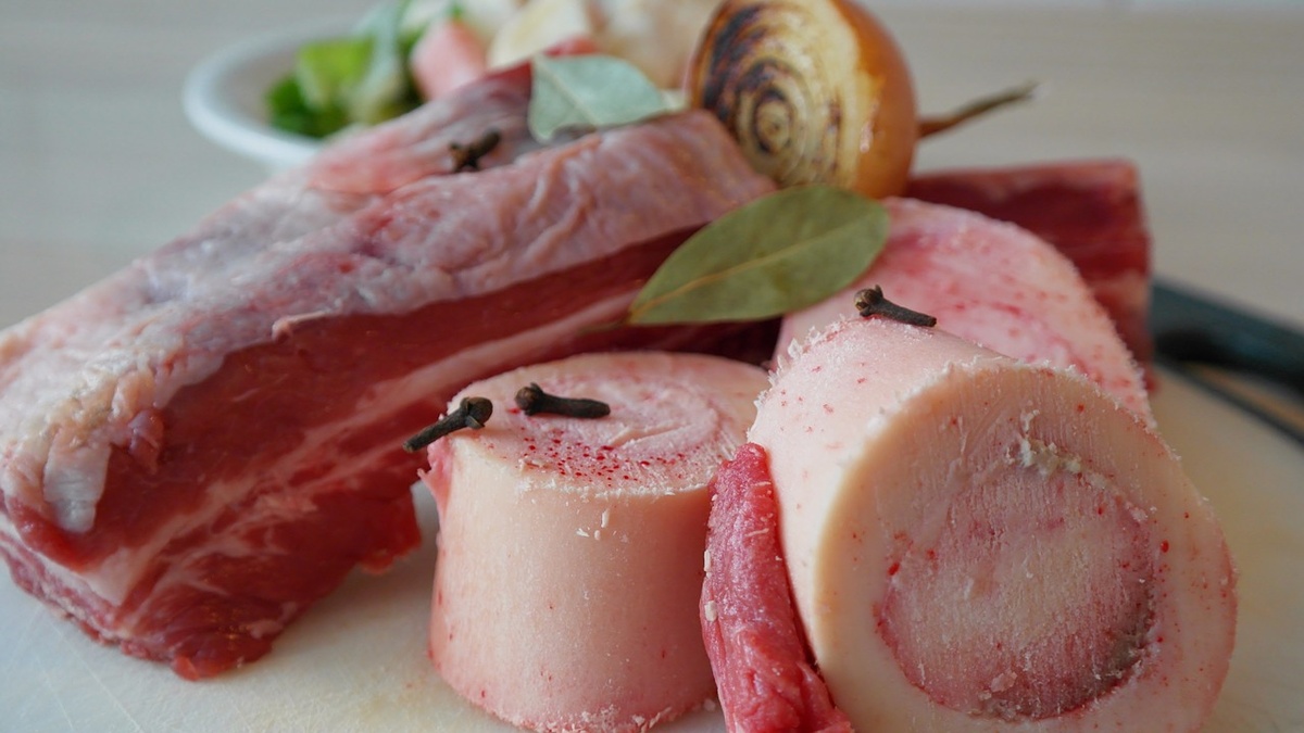 Бульон готовят из мяса и костей. Правильная технология варки - только на медленном огне в течение 8 - 12 часов.