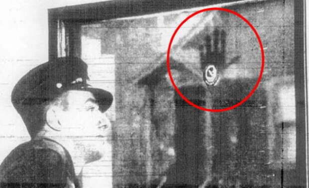 Отпечаток на окне ладони Фрэнсиса Леви.