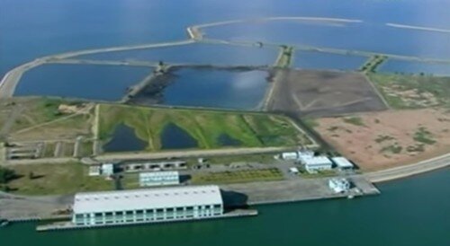 Экологически чистый остров Семакау (Симакао), возводимый в море из продуктов сжигания неперерабатываемой части сингапурского мусора. Здесь и на заглавной фотографии показаны два разных этапа строительства 