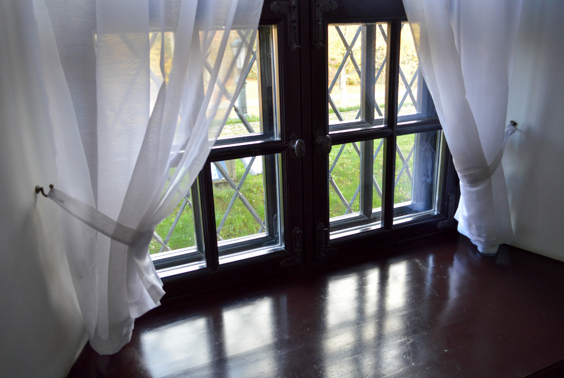 Широкий деревянный подоконник. Источик фото – canva.com 