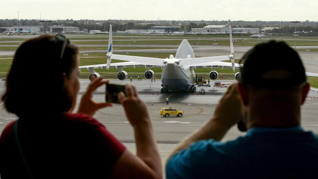 Зрители снимают Ан-225 "Мрия" со смотровой площадки в международном аэропорту Перта.