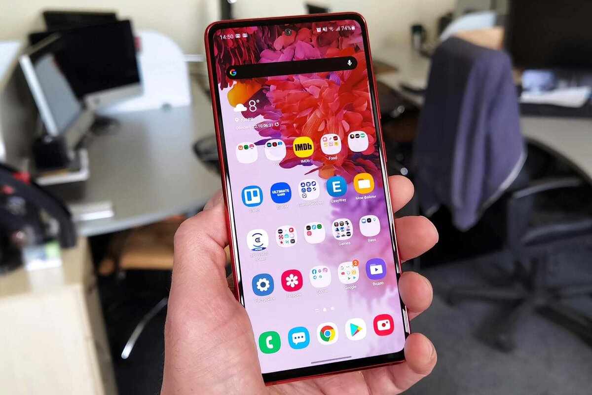 За последние годы численность брендов, занимающихся созданием и выпуском смартфонов на рынок, значительно сократилась. Такие известные бренды, как Sony, LG, Motorola, HTC и ряд других, перестали выпускать действительно интересные и привлекательные модели, фактически «слив» свои позиции на рынке. Тем не менее, вот уже как более чем 14 лет абсолютным лидером на числу продаваемых смартфонов в мире является южнокорейская корпорация Samsung, фирменные телефоны которой пользуются невероятно большой просто громадной популярностью. Данный производитель электроники делает абсолютно все ради того, чтобы его фирменные телефоны использовал как можно более широкий круг людей, а внедряются ради этого различные самые разные новшества, так или иначе связанные с электроникой.