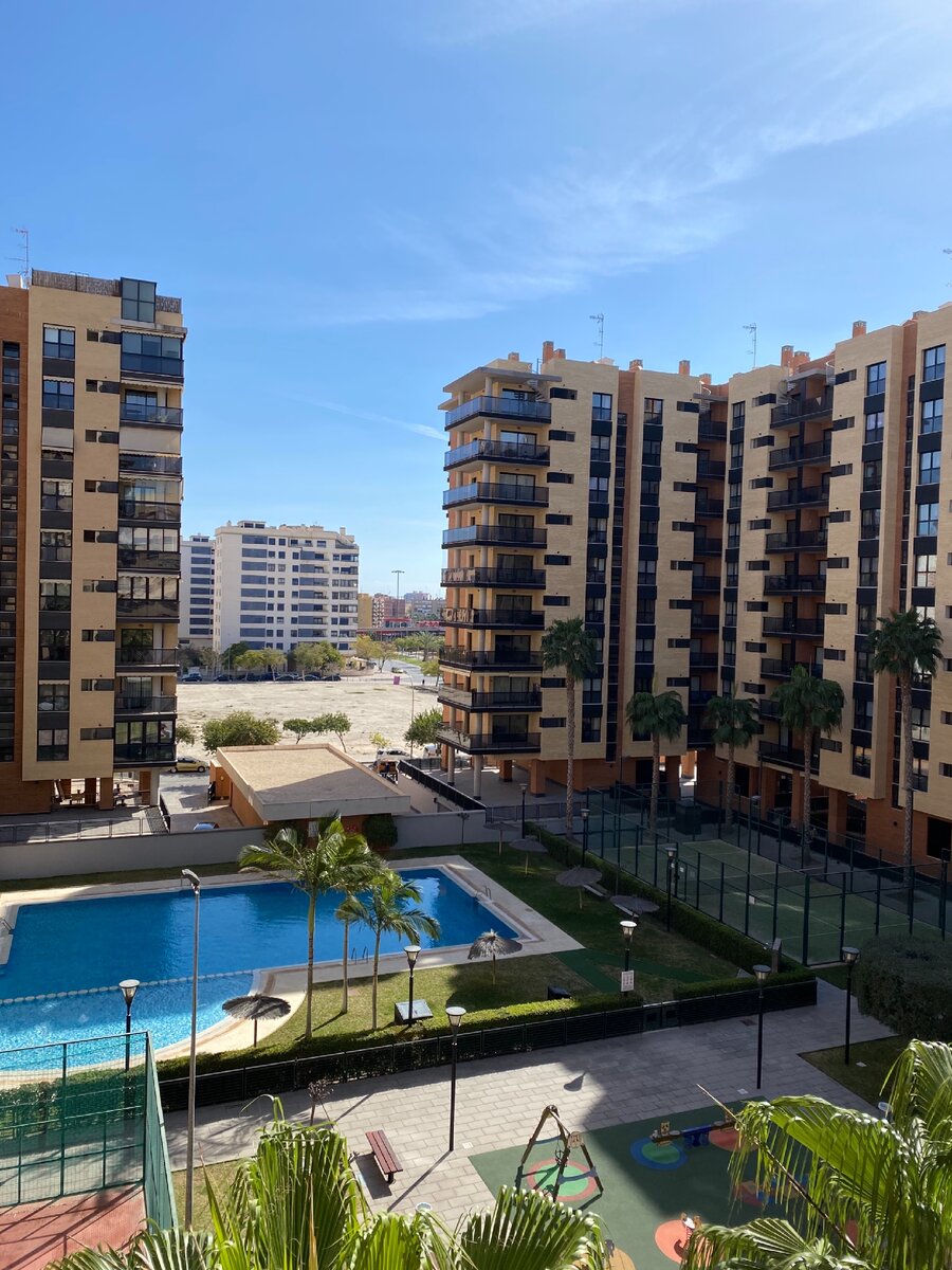 Вокруг дома, а в середине бассейн, детская площадка. Это «патио»