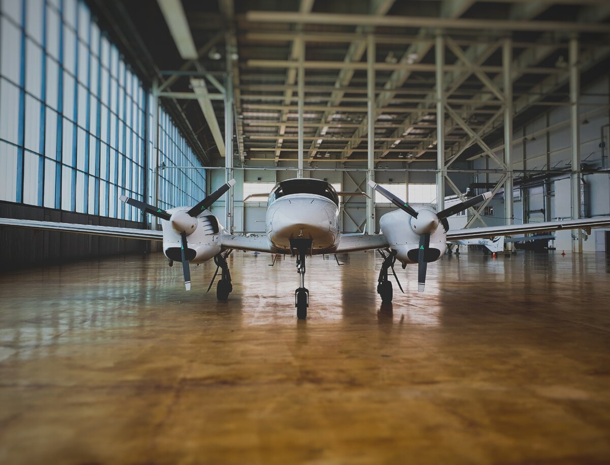 Отличный птиц Diamond DA42NG в ангаре аэропорта Бегишево