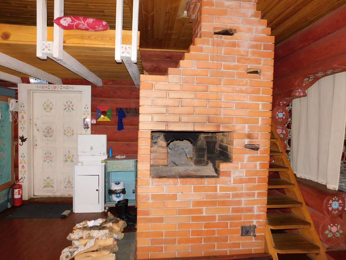 Уральской росписью украшен Арамильский домик в этнопарке под Арамилью. Фото автора.