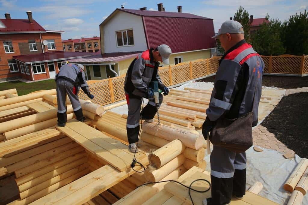 постройки из бревна. постройка сруба. дом из бревна на винтовых сваях. деревянные постройки. фундамент под сруб бани 6x3.