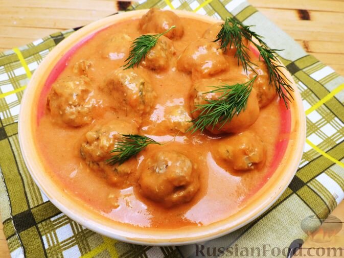 фарш куриный, рис, шампиньоны, сливки (жирностью 20%), яйцо, мука, томатная паста, масло растительное, зелень укропа, соль, перец чёрный молотый