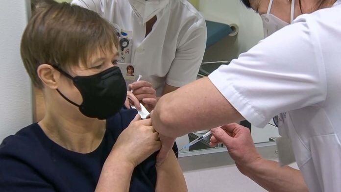 Примеру президента Эстонии, которая сделала прививку AstraZeneca, следуют не все жители республики. Фото Канцелярии президента Эстонии