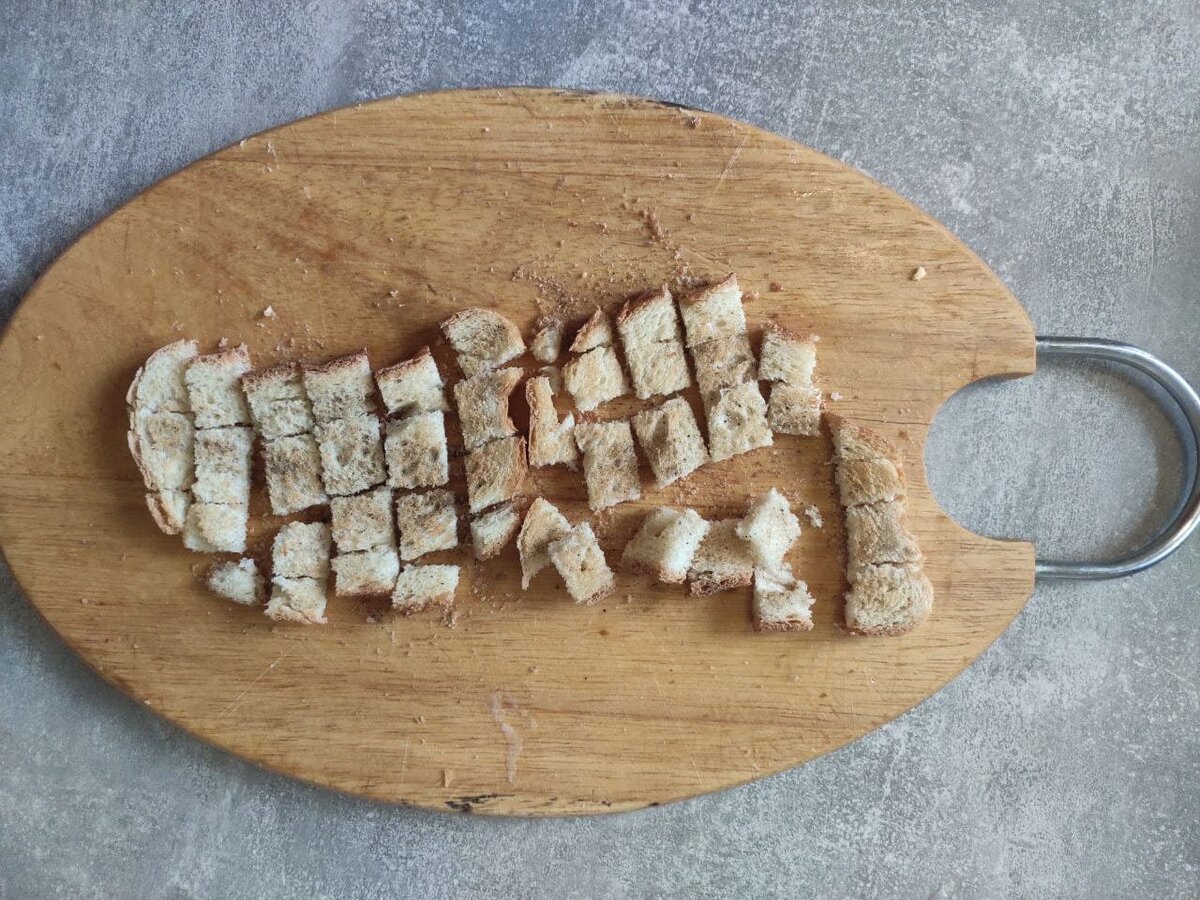 Поджарьте батон в тостере, затем нарежьте кубиками. Фото: автора