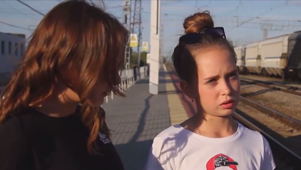 Высаженные с электрички девочки дают интервью