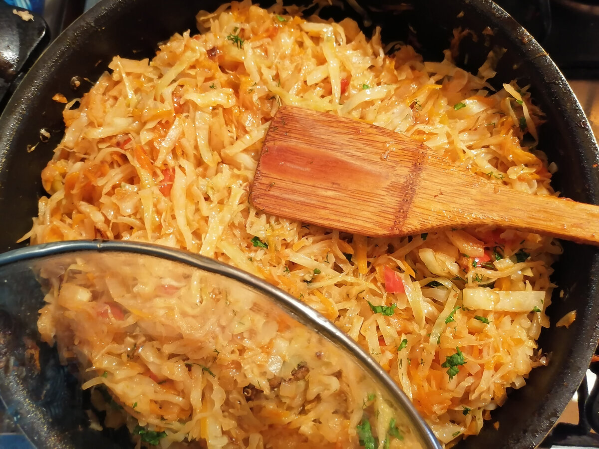 Тушёная капуста.