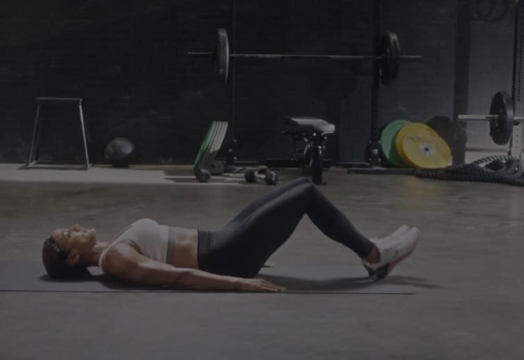 Упирайся ладонями в пол, чтобы помочь себе при скручивании.