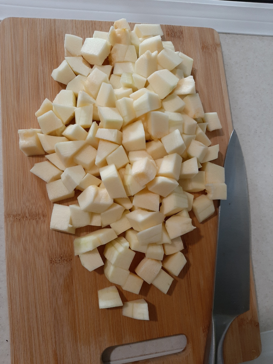 Кабачок нарезаем кубиком