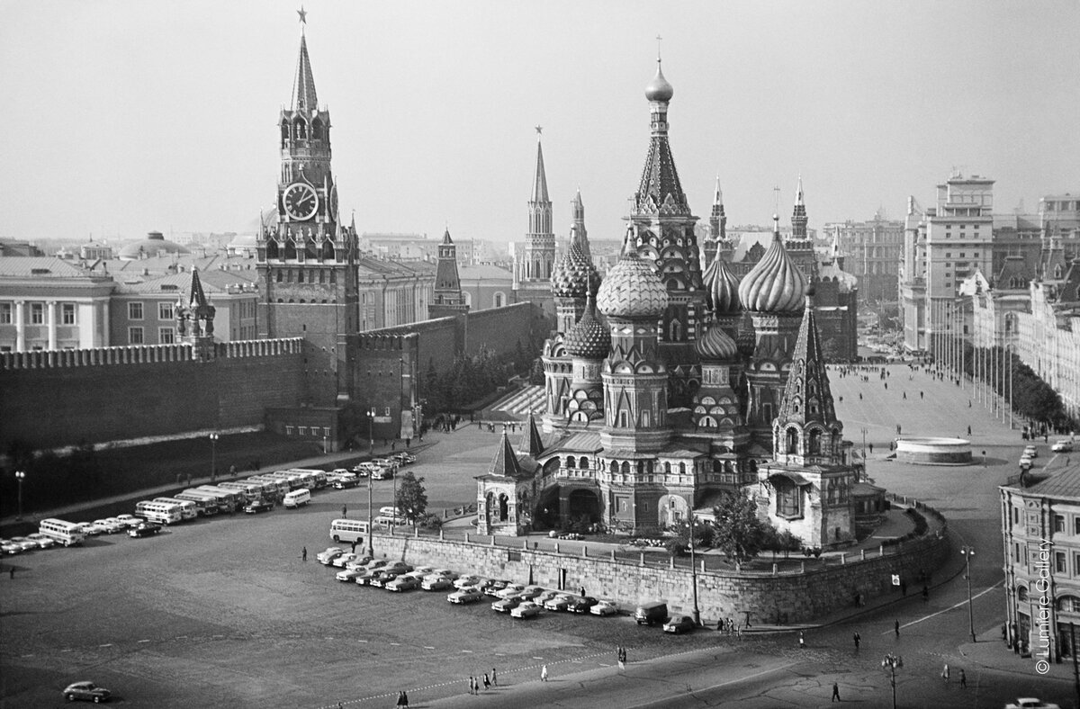 Наум Грановский Вид на Красную площадь и Спасскую башню. 1960-е© Галерея Люмьер