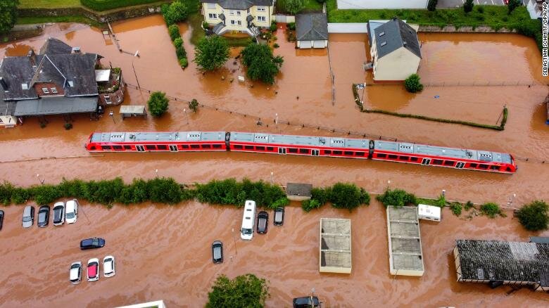 Региональный поезд стоит в водах паводка на местной станции в Корделе, Германия, в четверг, 15 июля 2021 года, после того, как он был затоплен паводками реки Килль.