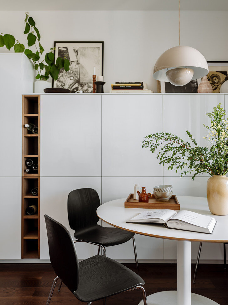 Мебель, ИКЕА. Над столом — подвесной светильник Flowerpot VP7, &Tradition. Аксессуары, H&M HOME, Zara Home. (Фото: Ольга Шангина)