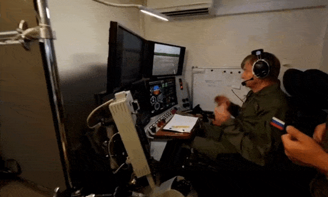 Место оператора БПЛА С-70 (GIF видео).