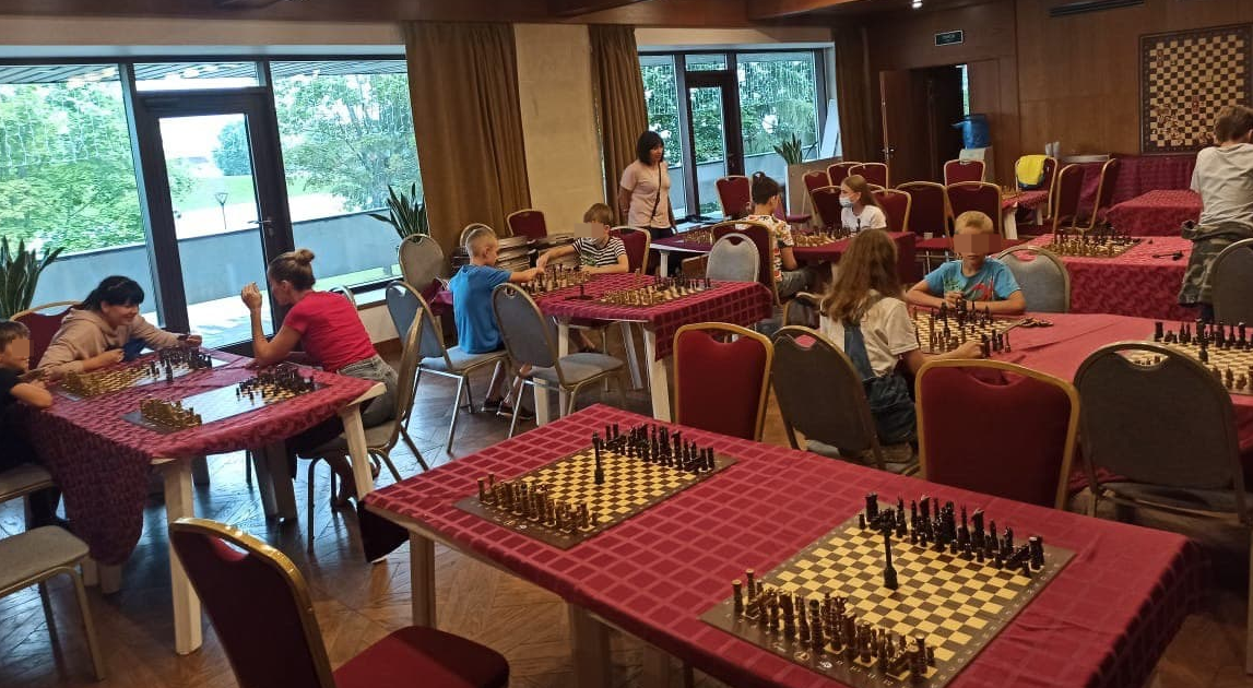 Дети учатся играть в Фатум