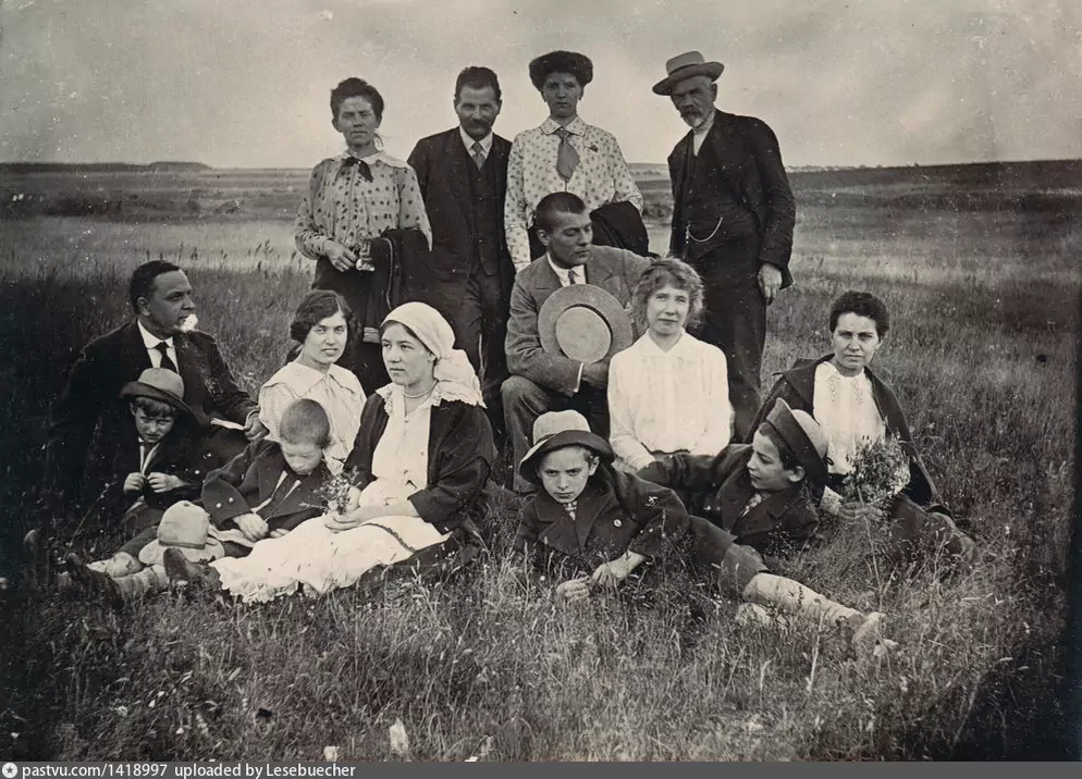 На даче в Вешняках по Казанской ж.д., 1914 г. Фотография из старого фотоальбома. Владелец альбома и запечатлённые люди - неизвестны. Подпись была на картоне, на который приклеена фотография. Источник: https://pastvu.com/p/1418997.
