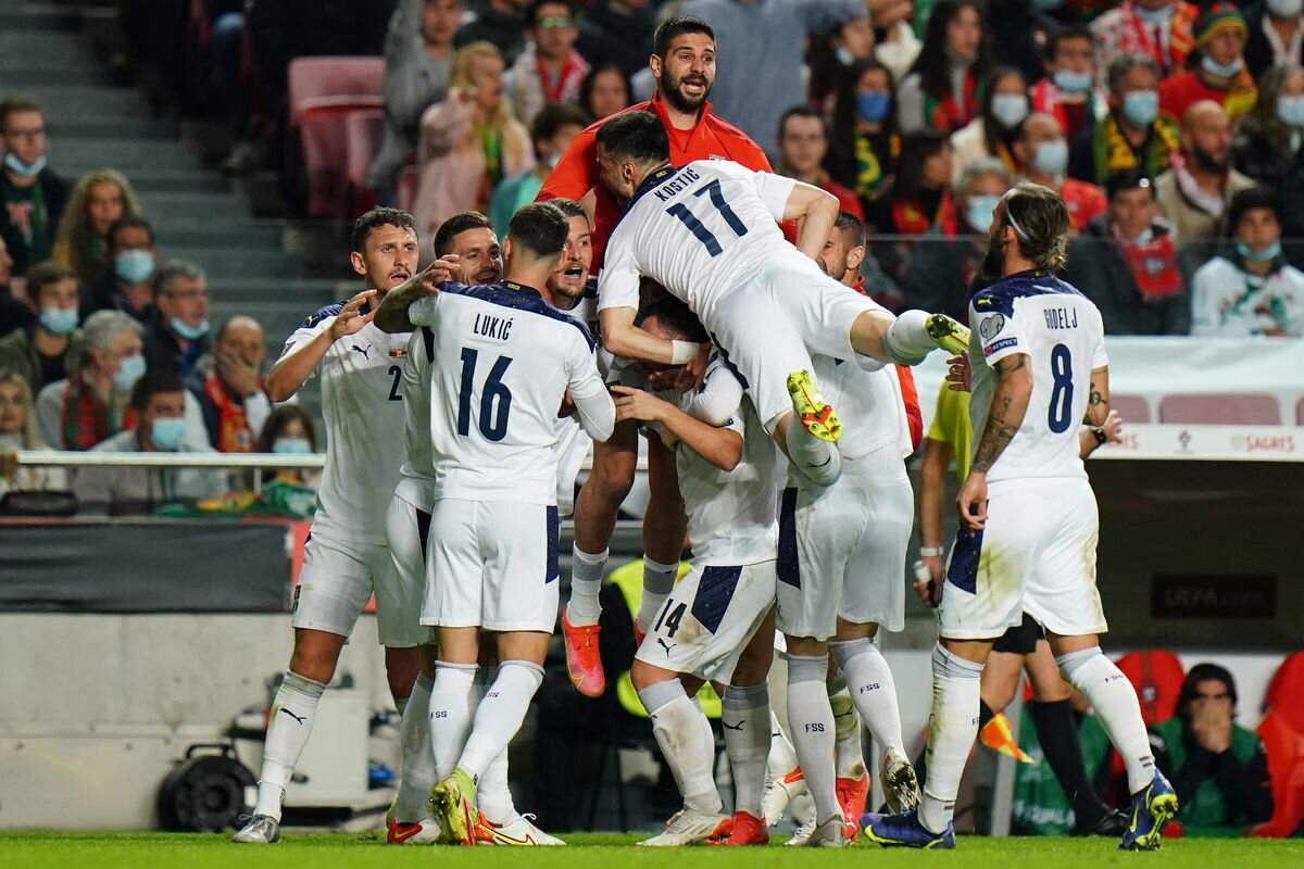 Сербы празднуют победу над сборной Португалии и выход на Чемпионат Мира 2022 года. Источник фото: managingmadrid.com