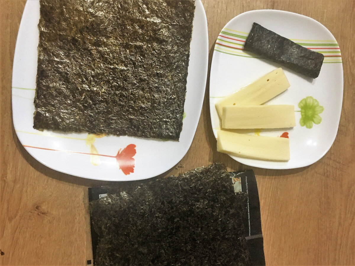 Продукты для горячей закуски с сыром сулугуни и нори