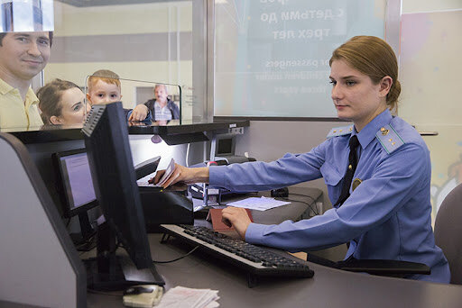 Контролёр паспортного контроля.