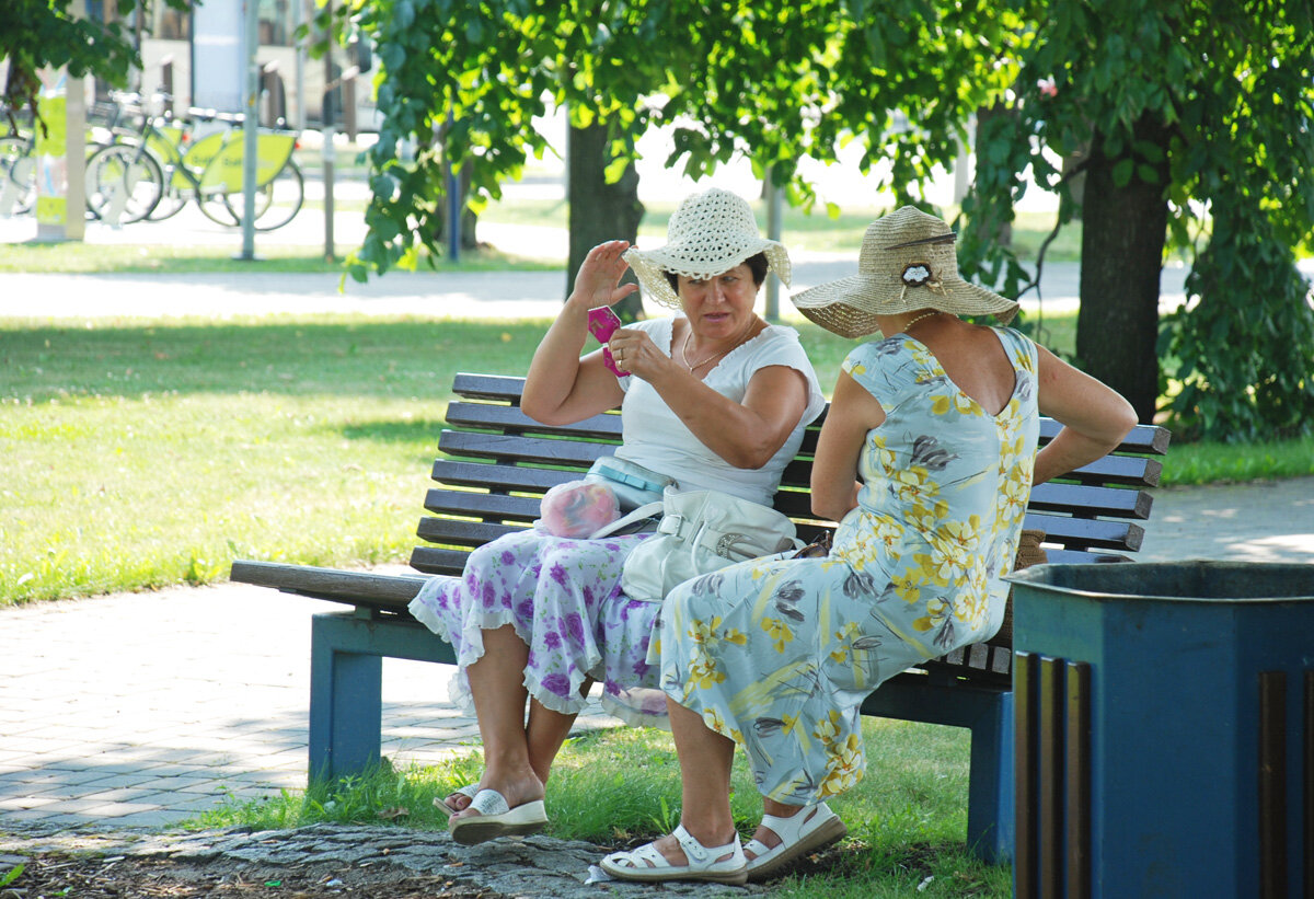 Мама и ее соседка. Бабушка на скамейке в парке. Пенсионерки на лавочке. Две женщины на скамейке. Женщина на лавочке.