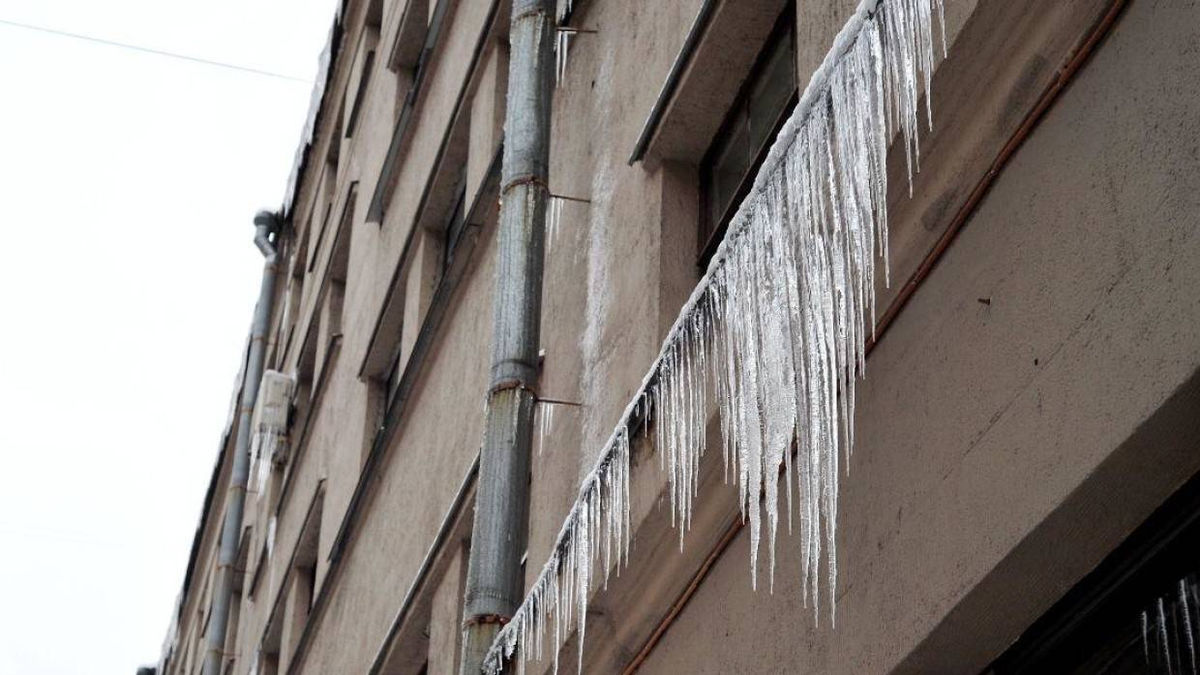 С какой высоты падала сосулька. Сосулька пробила голову. В Питере упала сосулька. Сосулька упала на петербурженку.