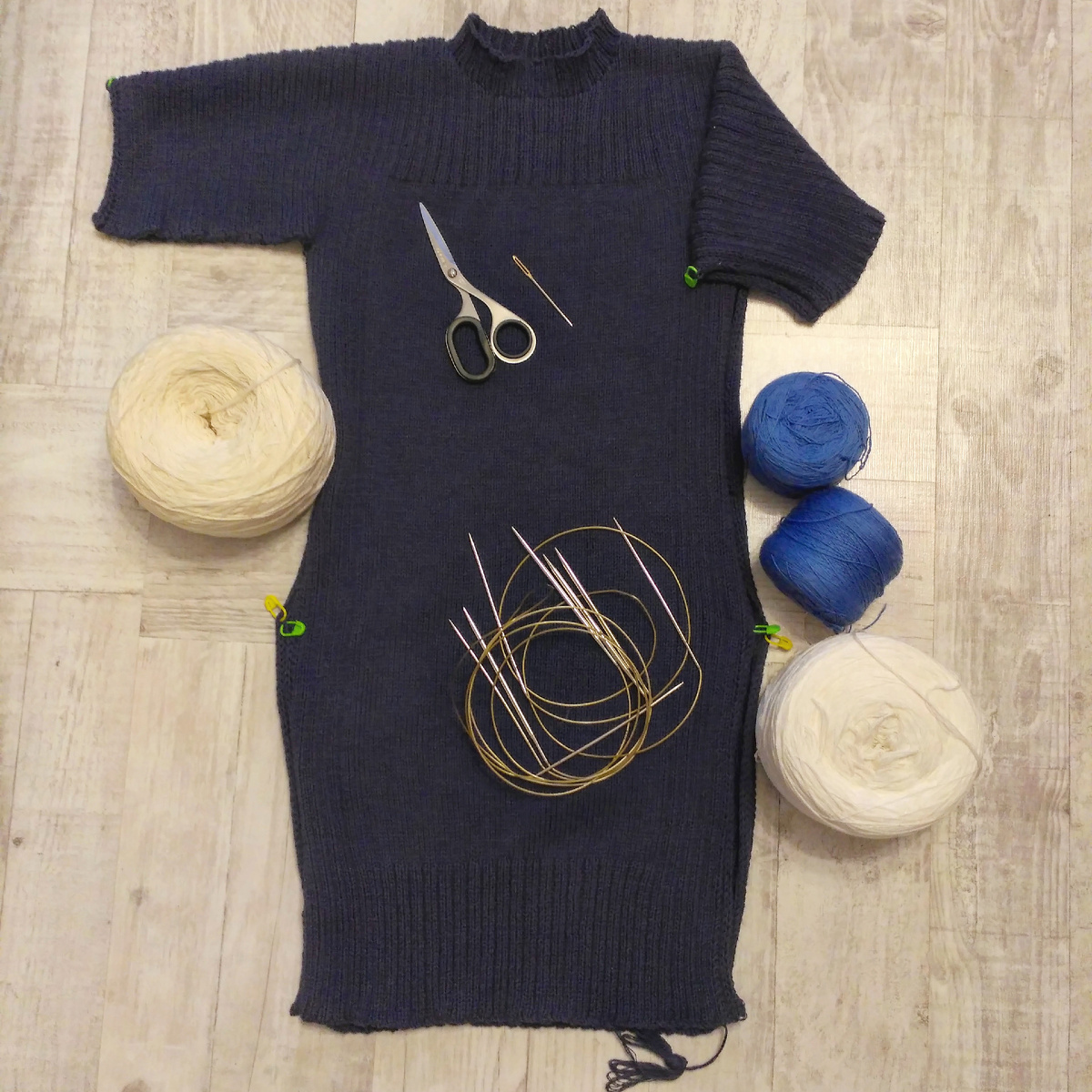 Зачем я выложила здесь все мои  богатства из немецких спиц, я не помню. Но именно на этой тунике очередные Addi сломались и после этого я приобрела свои первые Chia Goo. (фото из личного архива)