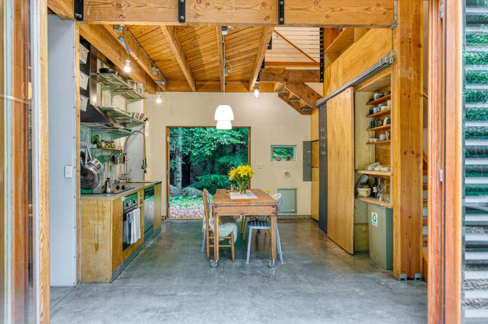 Двухэтажная дача 110 м²: односкатная крыша, простой интерьер ...