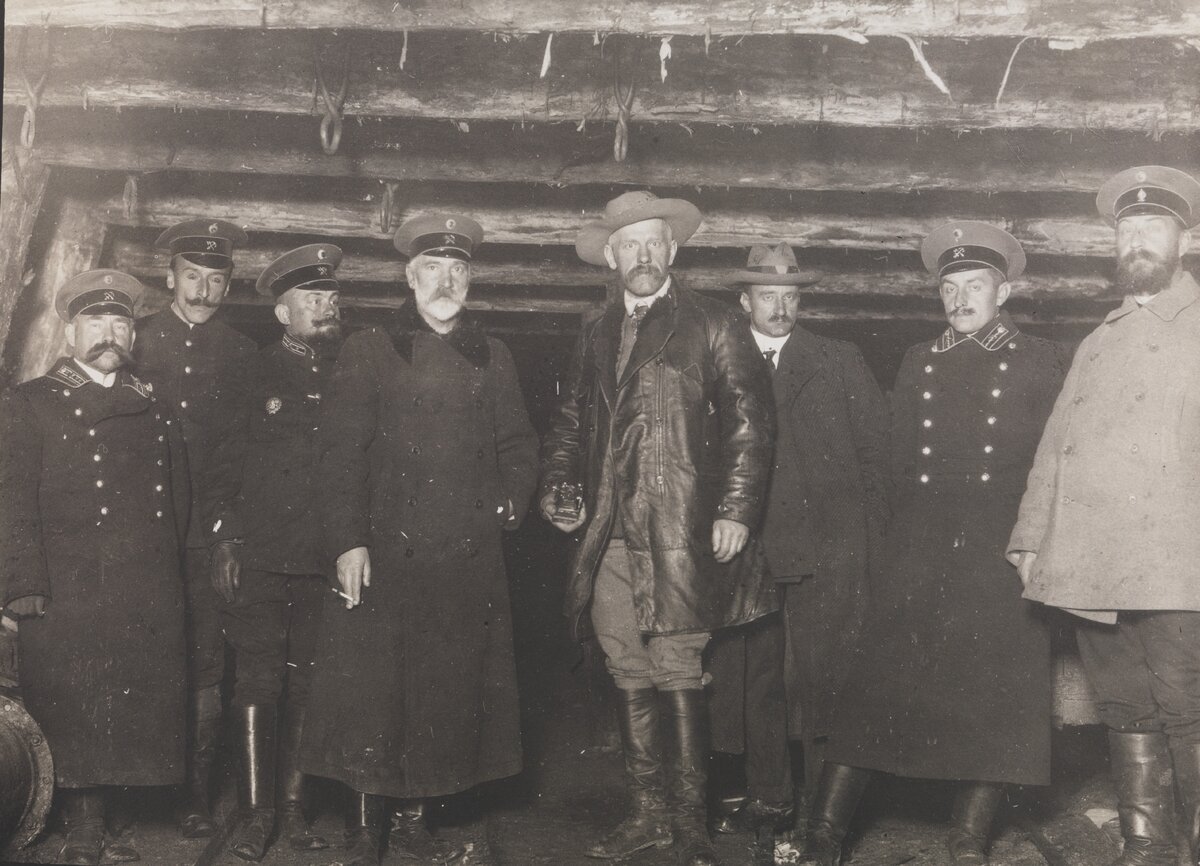 Путешественник Ф.Нансен, А.В.Ливеровский (крайний слева) и группа путейских инженеров. Источник изображения: wiki-org.ru