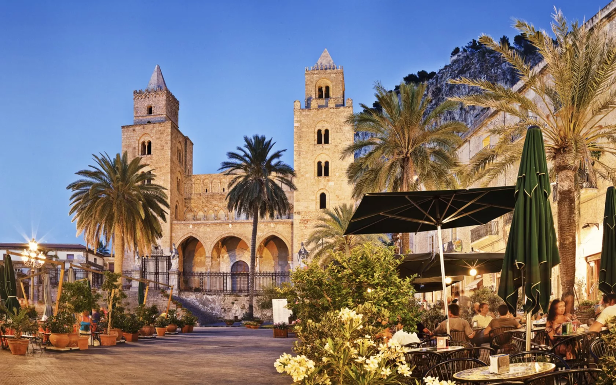 Чефалу - небольшой, но очень красивый городок на Сицилии. Фото из открытого источника