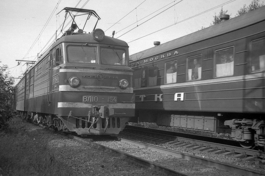 Поезд 1980 года. Вл10 154 СССР. Вл10 электропоезд. ЖД дороги СССР. Вл10.