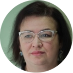 «Главное отличие «омикрона» от других штаммов, которые до этого циркулировали, заключается в том, что он крайне заразен и очень быстро распространяется. Гораздо быстрее - фактически в четыре раза, чем «дельта»-штамм, который до этого мы считали самым заразным. Мы с вами привыкли к тому, что, когда началась пандемия, основным симптомом было повышение температуры и пропадание обоняния и вкуса. То есть все сразу же по этому признаку отличали коронавирусную инфекцию. Для «омикрона» это не характерно, то есть чаще всего заболевание начинается как грипп, как ОРЗ с подъемом температуры до достаточно высоких цифр. Слабость, ломота в суставах - тоже признак новой инфекции. Многие пациенты очень жалуются, что у них какая-то катастрофическая слабость, отмечаются головные боли, боли в пояснице довольно часто. И у некоторых характерный симптом - это повышенное потоотделение по ночам. Ну и, конечно, как и при всех ОРЗ, есть сухой кашель, насморк наблюдается очень редко, - пояснила главный внештатный инфекционист министерства здравоохранения Ульяновской области Валерия Речник.