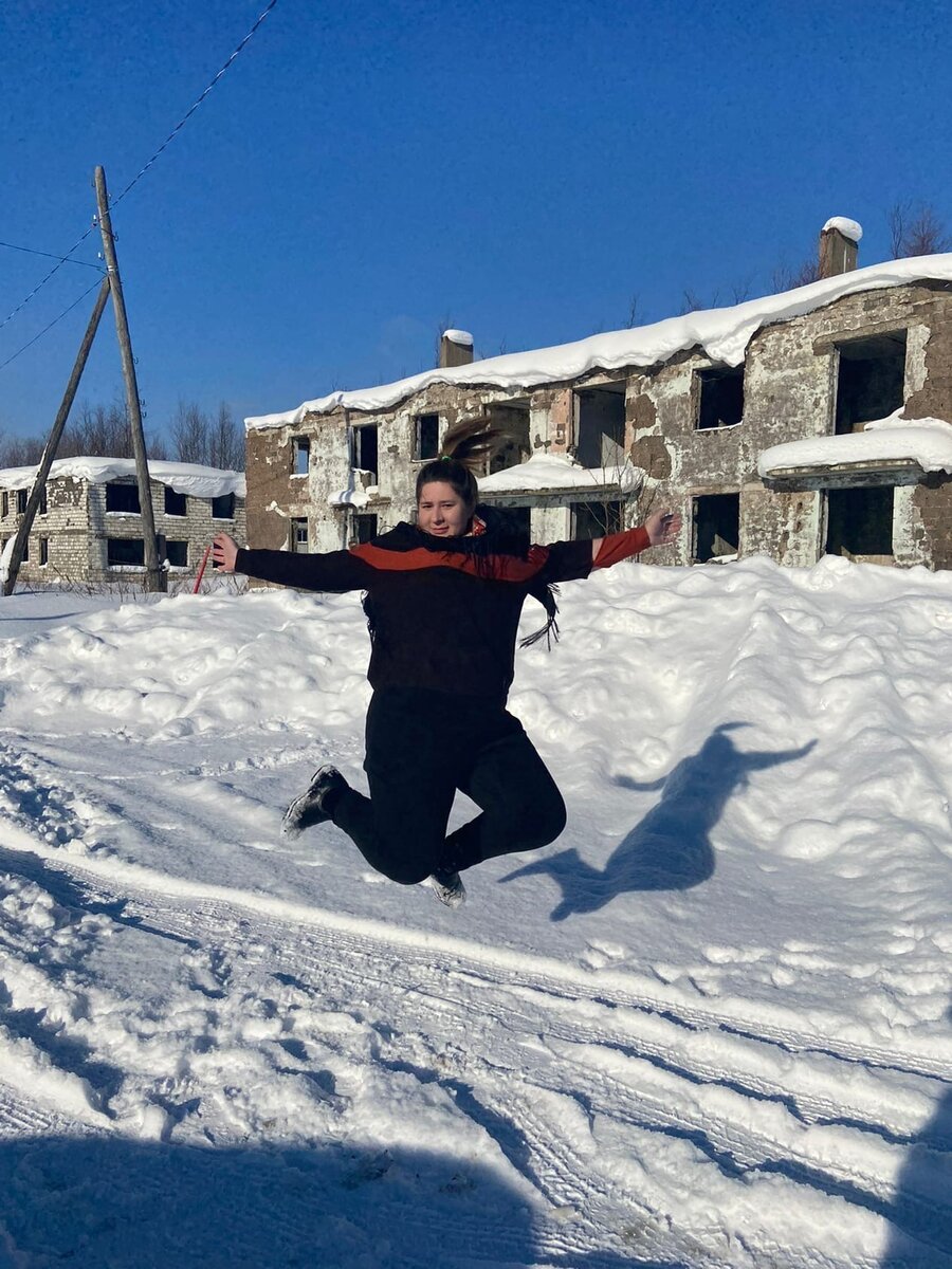 Вперед к "светлому будущему". П.С.: ирония с разрушенным зданием  не случайна. 