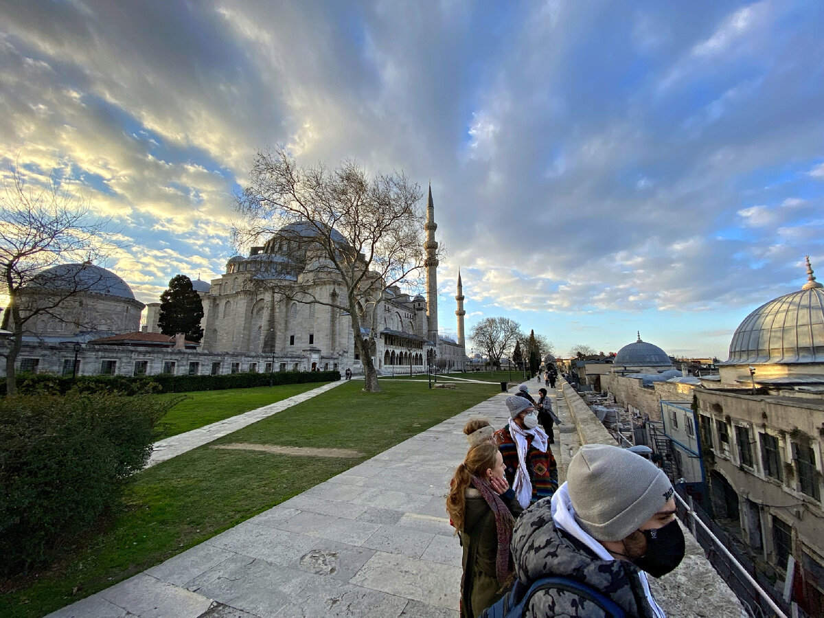 Территория мечети Сулеймание. Фото автора 