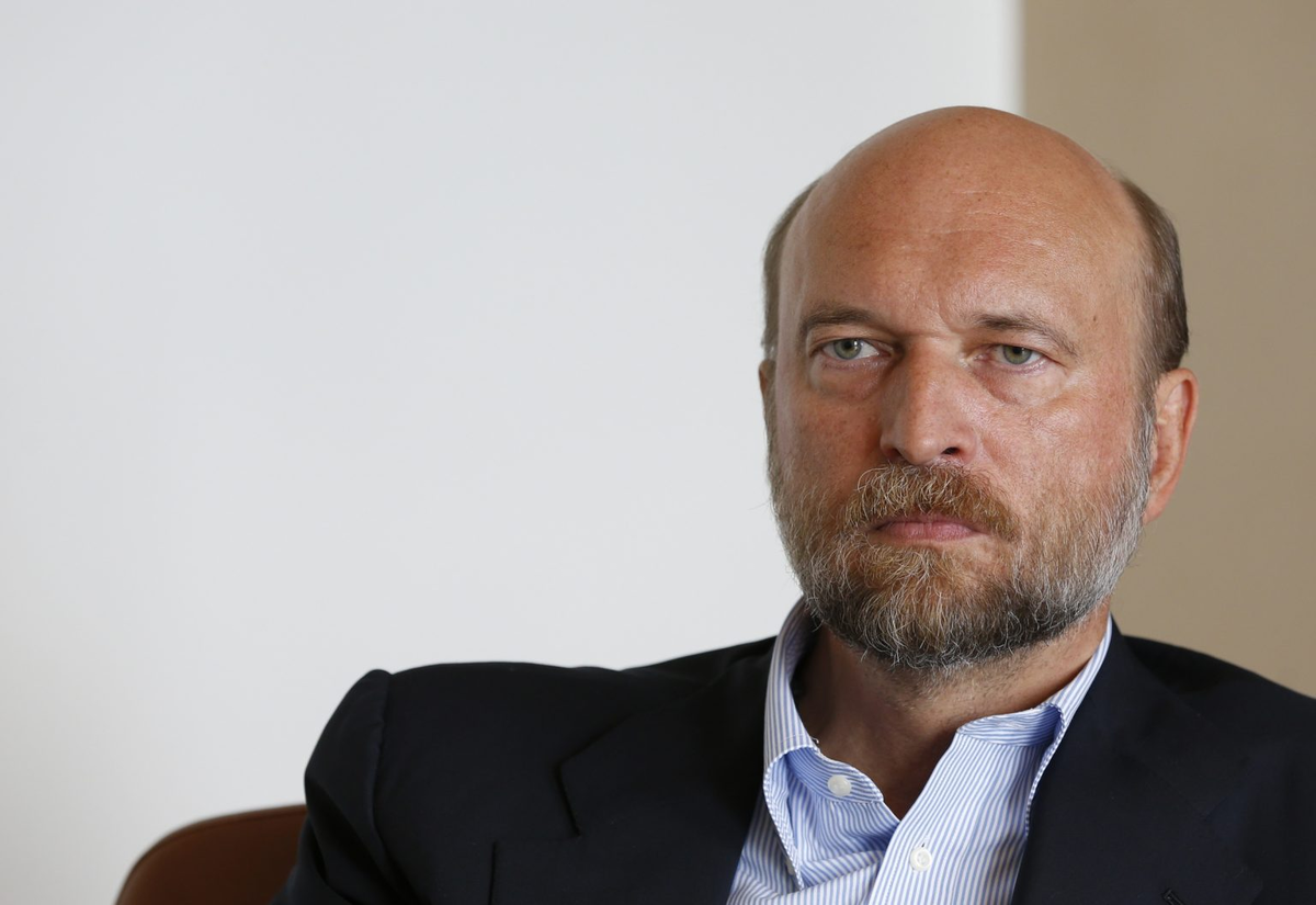 Прежде всего, зачем было писать ДРУГ рассказывает правду, друзья так не поступают. Хотя для заморских душой, это вполне себе норма.