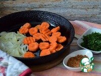     Обжарить лук, 2-3 минуты, огонь средний. Добавить морковь и жарить ещё 5 минут.
