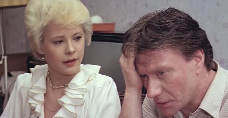 Кадр из фильма «Блондинка за углом» (1984). Скриншот.