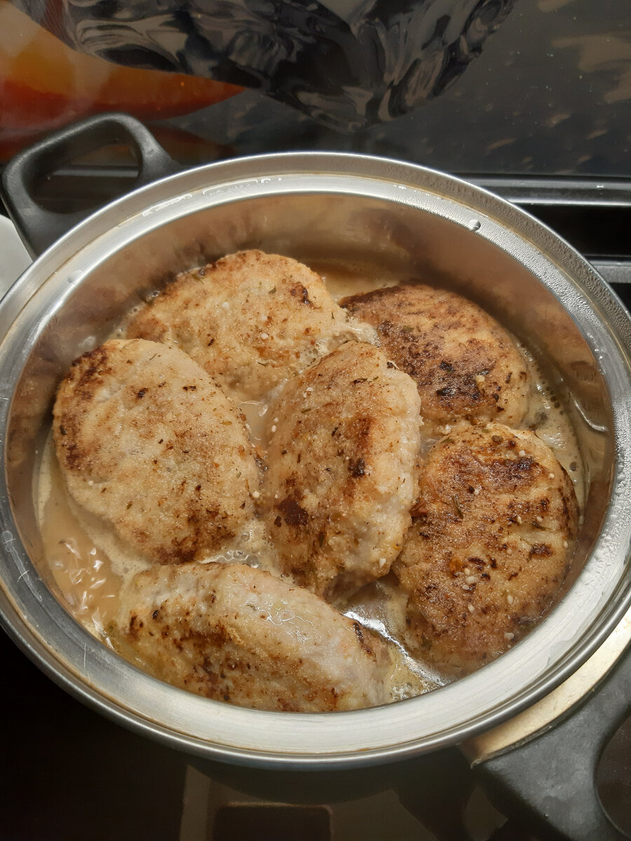 Котлетки уже в кастрюле