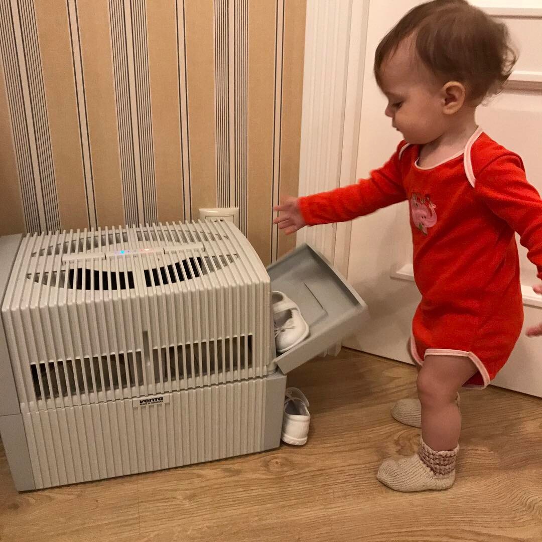 Архивное фото. Маленькая Ника приспособила мойку под свои нужды:)