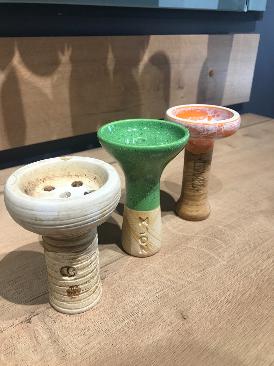 Вид чаши "Убивашка". Имеет вытянутую ножку и более плоское дно. Средняя или большая вместимость тбка.