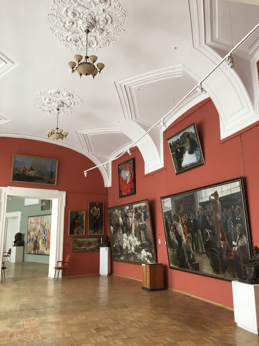 Залы Академии украшают картины великих русских художников