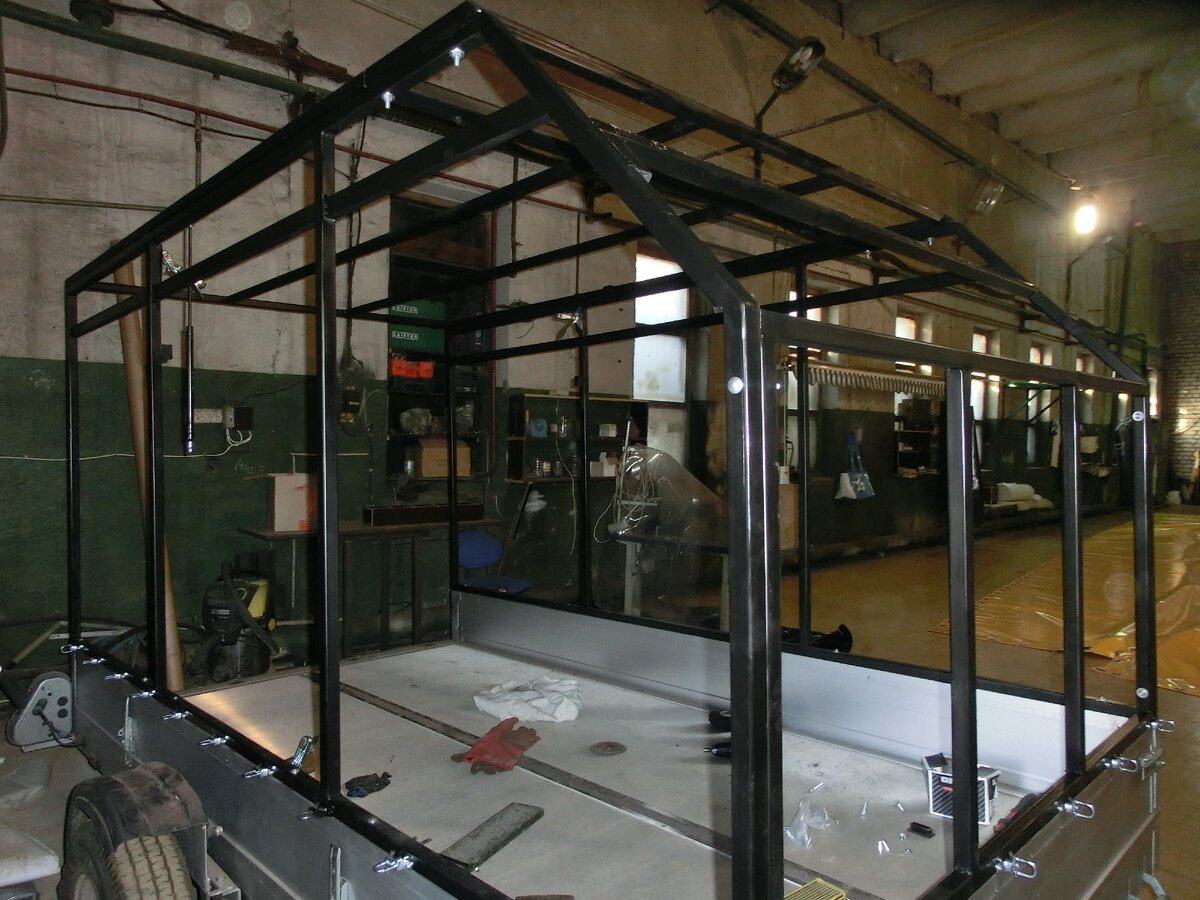 И вот он трансформер, каркас выполнен из профильной трубы, боковины не предполагается снимать, поэтому  закрепили их болтами к самому борту прицепа для надежности и жесткости конструкции.